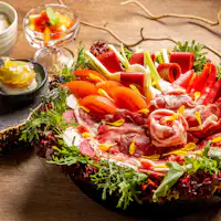 Lẩu miso cà chua lên men với thịt lợn rừng và rau củ nhiều màu sắc