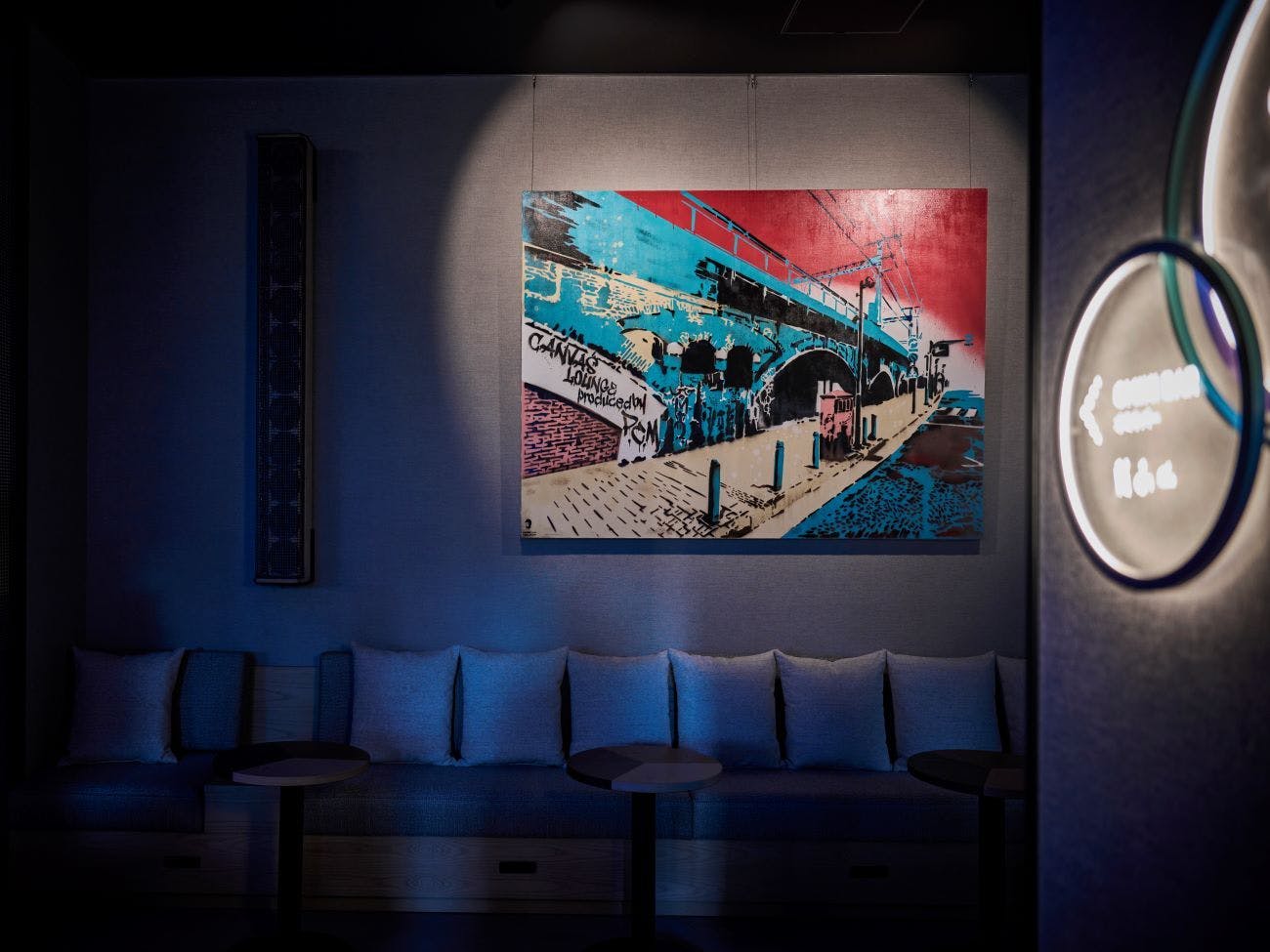 2階 CANVAS LOUNGE アート