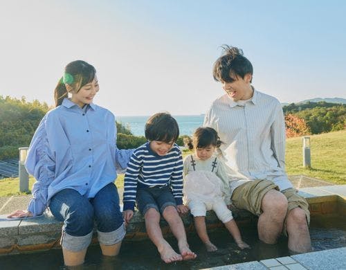 駐車場横にはホッと寛げる足湯と絶景