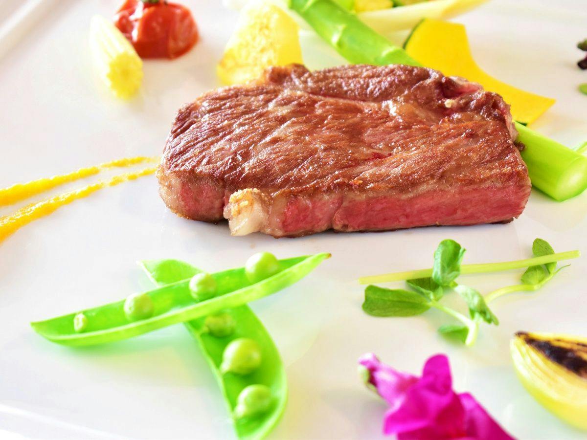 【秋・会津牛】全国屈指の良質肉牛生産地から「ふくしま会津牛」／肉質を味わうステーキ付き＜夕朝食付＞