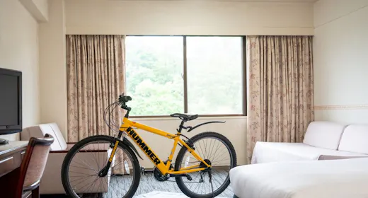 【サイクリング】愛車をお部屋で保管!湖沼点在する緑と青の裏磐梯を巡る<夕朝食付>