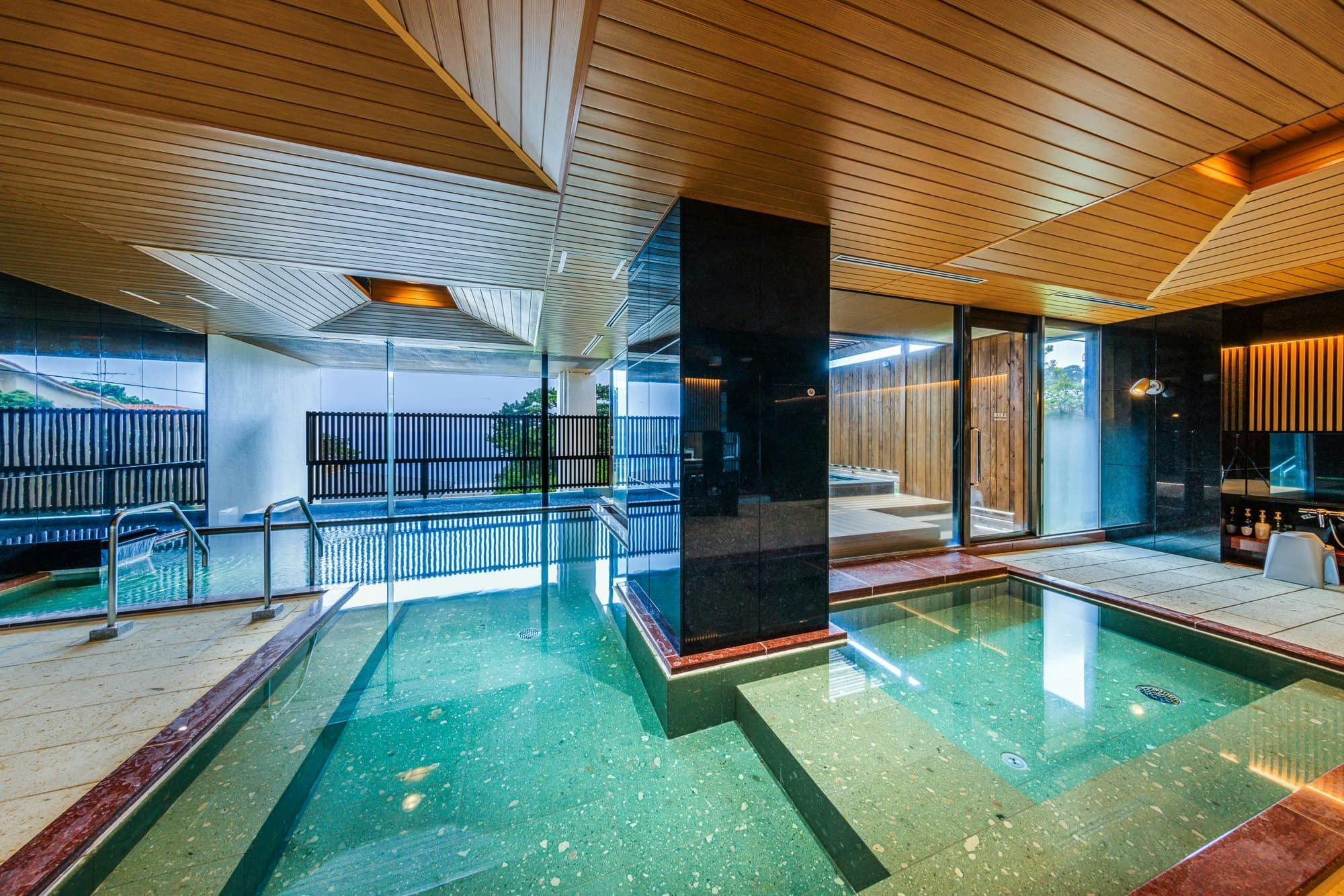 ห้องอาบน้ำในร่ม 'ฟ้าคราม'