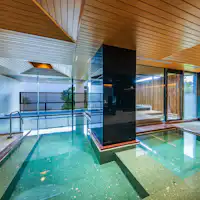 ห้องอาบน้ำในร่ม 'ฟ้าคราม'