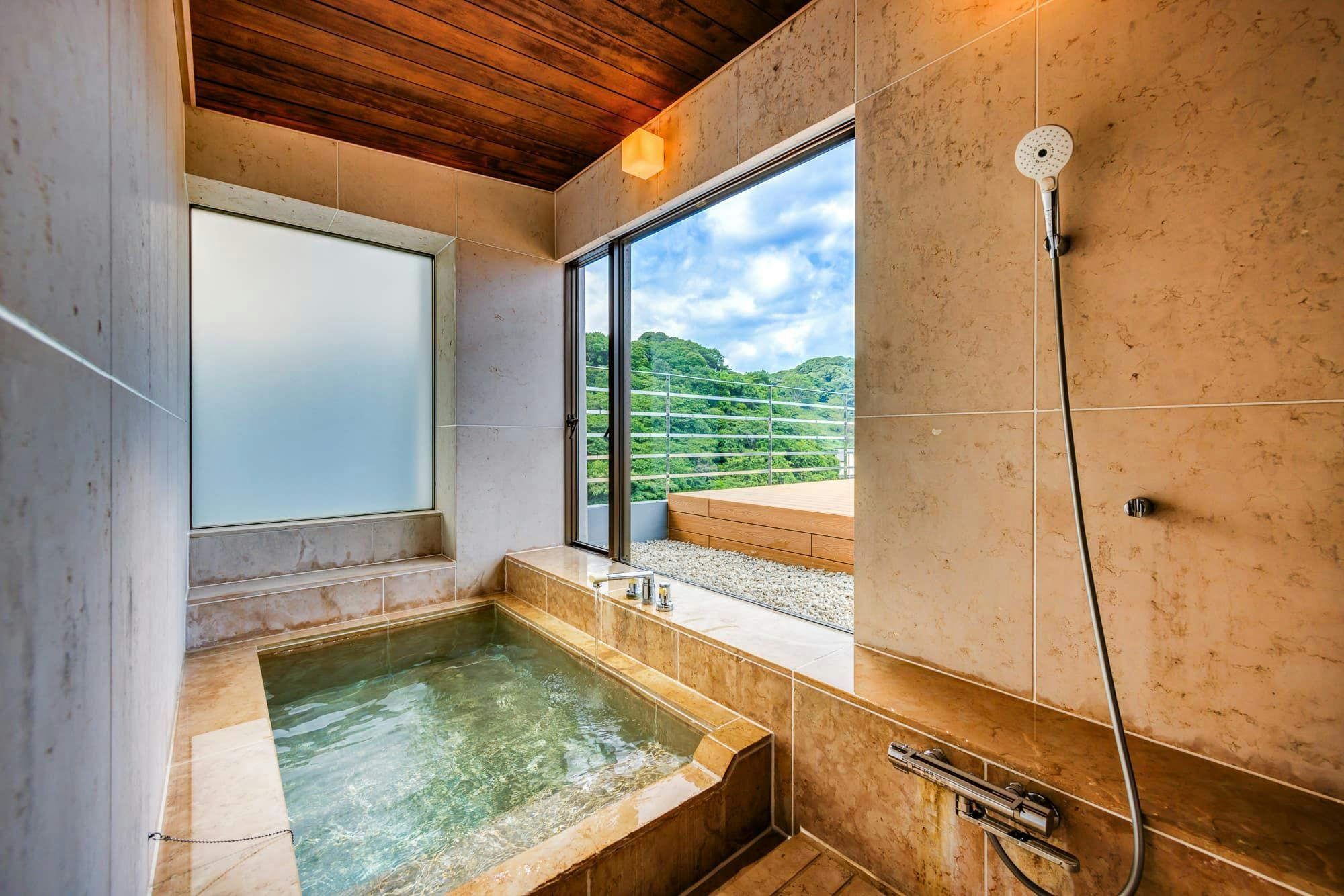 อ่างอาบน้ำในห้องรับรองทำจากหินอ่อน ให้ความรู้สึกหรูหรา