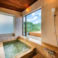 อ่างอาบน้ำในห้องรับรองทำจากหินอ่อน ให้ความรู้สึกหรูหรา