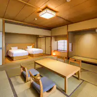 ห้องหลักเป็นห้องสไตล์ญี่ปุ่นที่สะดวกสบายสำหรับผู้ที่ชอบเตียง