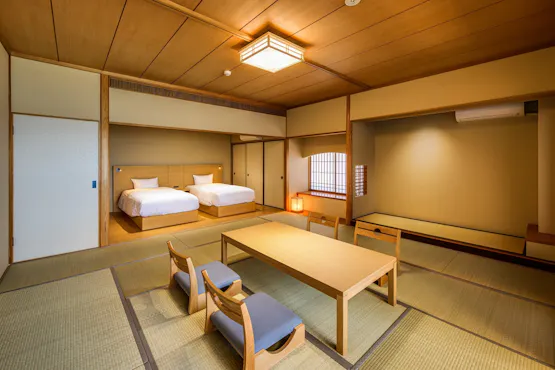 ห้องหลักเป็นห้องสไตล์ญี่ปุ่นที่สะดวกสบายสำหรับผู้ที่ชอบเตียง