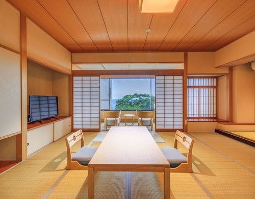 低層階角部屋（下田側）の客室/海向き