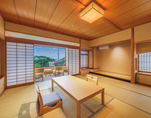 低層階角部屋（下田側）の客室内