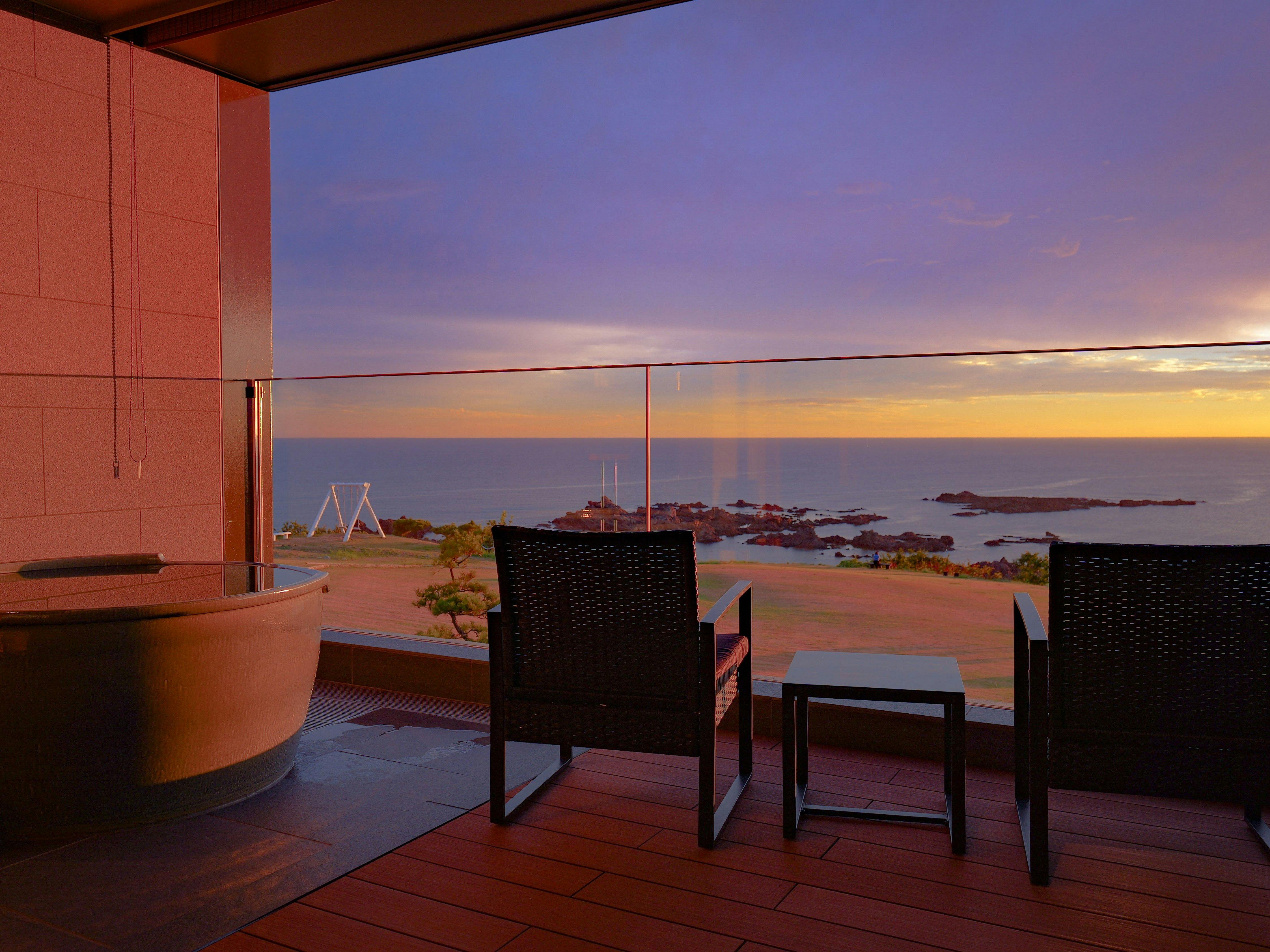 ระเบียงมหาสมุทรพร้อมอ่างอาบน้ำกลางแจ้ง