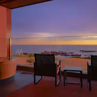 ระเบียงมหาสมุทรพร้อมอ่างอาบน้ำกลางแจ้ง