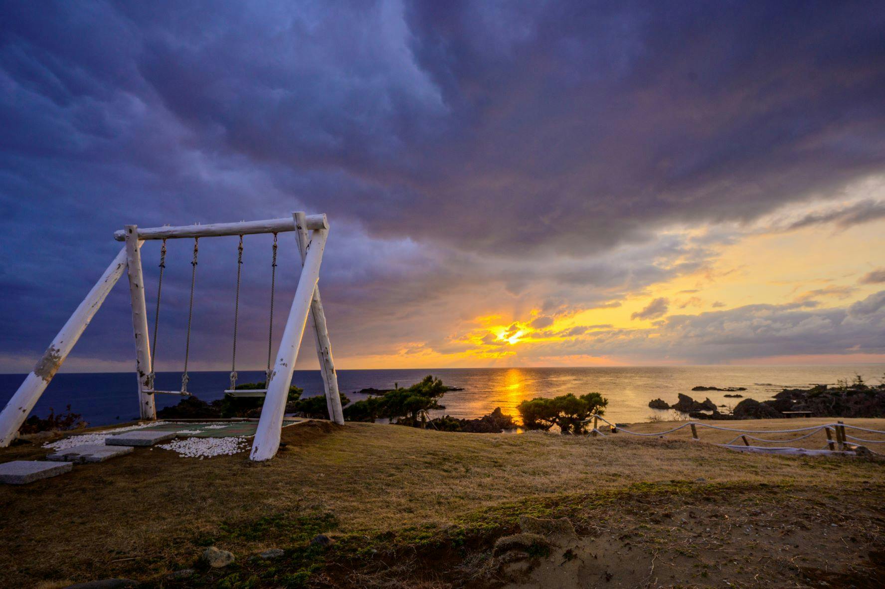 ชิงช้าสีขาวแห่งความสุข