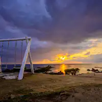 ชิงช้าสีขาวแห่งความสุข