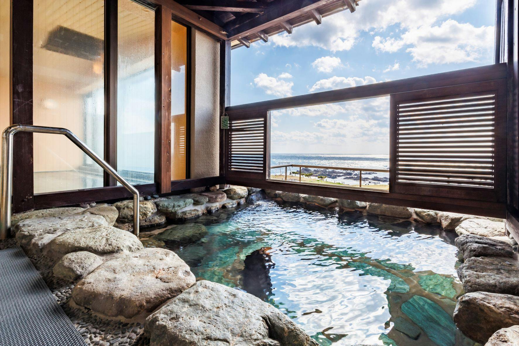 น้ำพุร้อนกลางแจ้งขนาดใหญ่ (ชาย)