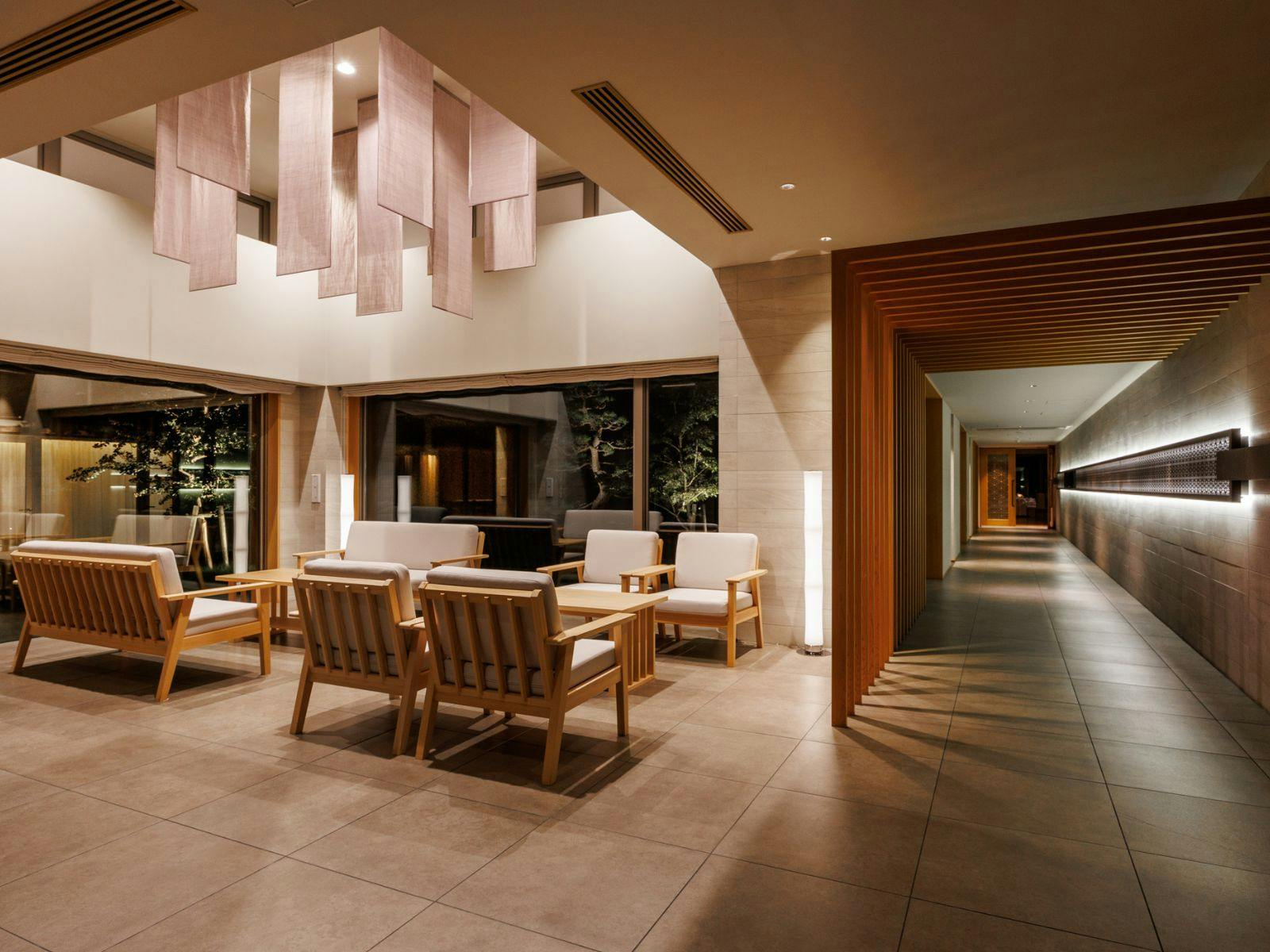 エントランス（夜）