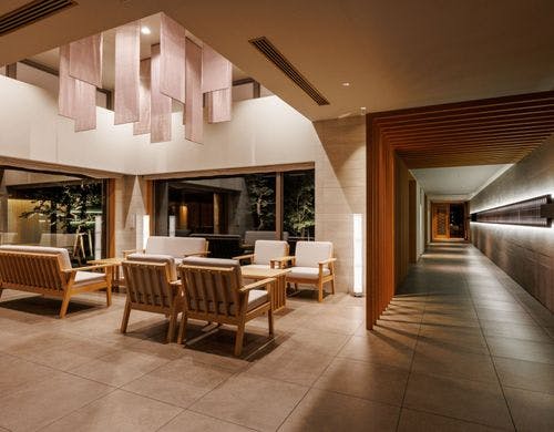 エントランス（夜）