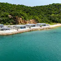 海から見た施設外観