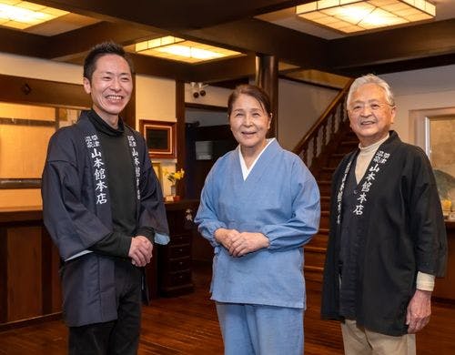 山本館の女将と館主、スタッフ