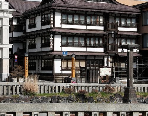 山本館の建物全景