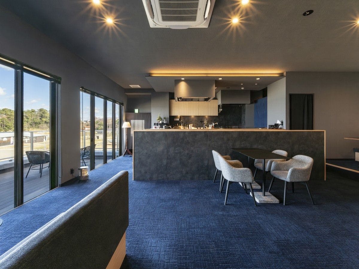 海を眺めるラウンジ