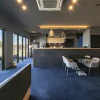 海を眺めるラウンジ