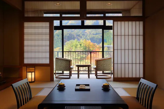 จากห้องพัก ท่านสามารถชมความงดงามของหุบเขาคินุกาวะและทิวเขาได้อย่างเต็มตา