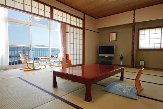 Bilik gaya Jepun dengan bilik mandi dan tandas