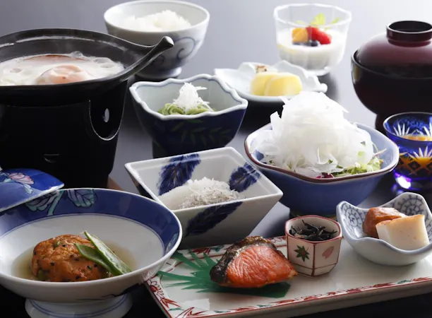 朝食時、島蜂蜜がけフルーツ&ヨーグルト付
