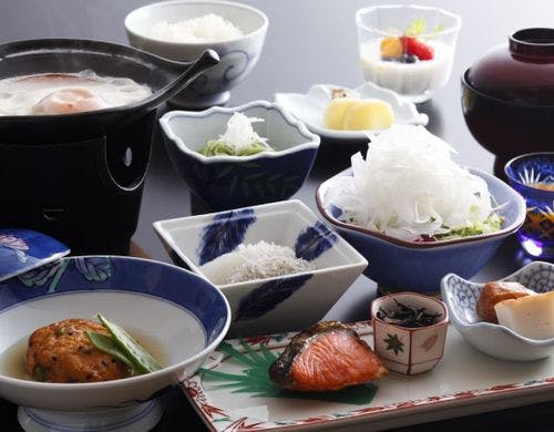 朝食時、島蜂蜜がけフルーツ&ヨーグルト付