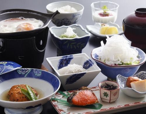 朝食時、ジャム添えヨーグルト付き！