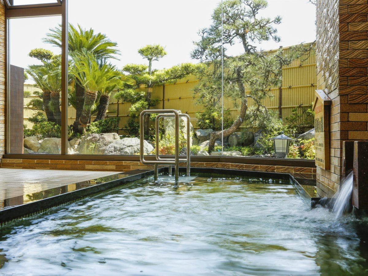 Nikmati Mata air panas Shiozaki, air panas untuk kecantikan kulit, di bilik mandi awam besar!