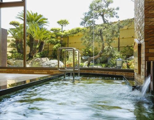 大浴場では、美肌の湯「潮崎温泉」を満喫！