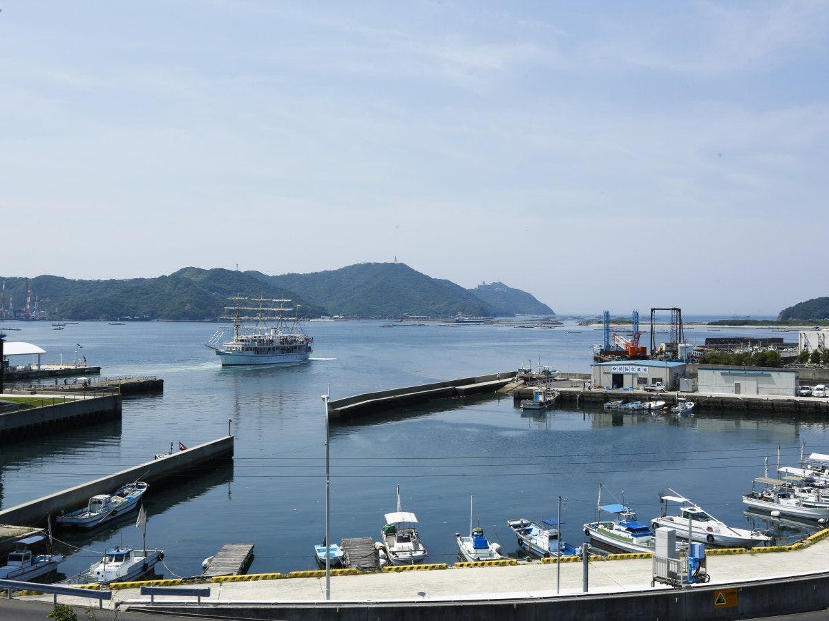 Bilik yang menghadap ke Teluk Fukura, pelabuhan semula jadi yang indah.