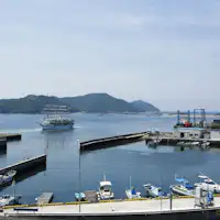 Bilik yang menghadap ke Teluk Fukura, pelabuhan semula jadi yang indah.