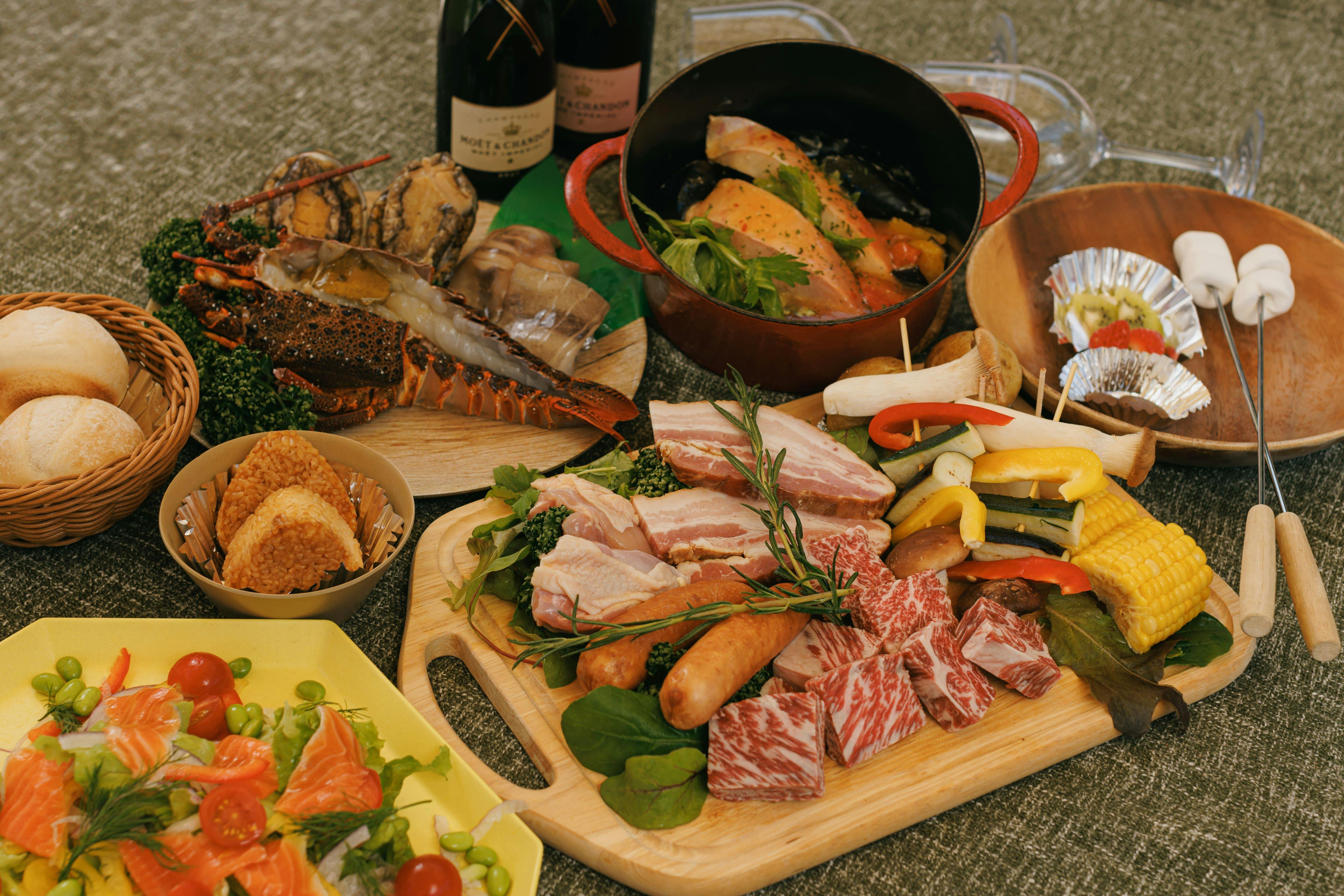 คอร์สเอาท์ดอร์สุดหรูที่ประดับด้วยกุ้งมังกรและหอยเป๋าฮื้อ