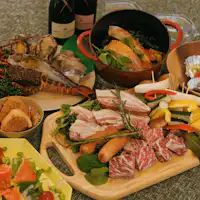 คอร์สเอาท์ดอร์สุดหรูที่ประดับด้วยกุ้งมังกรและหอยเป๋าฮื้อ