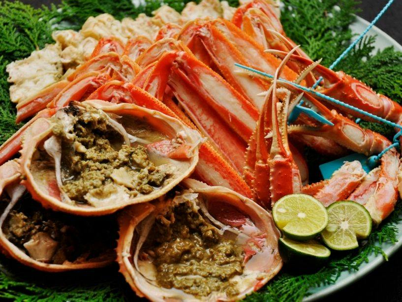 【タグ付き加能ガニ姿蒸し会席】おひとり様に一杯―カニ刺しと蟹味噌甲羅焼きも味わう宝生亭会席