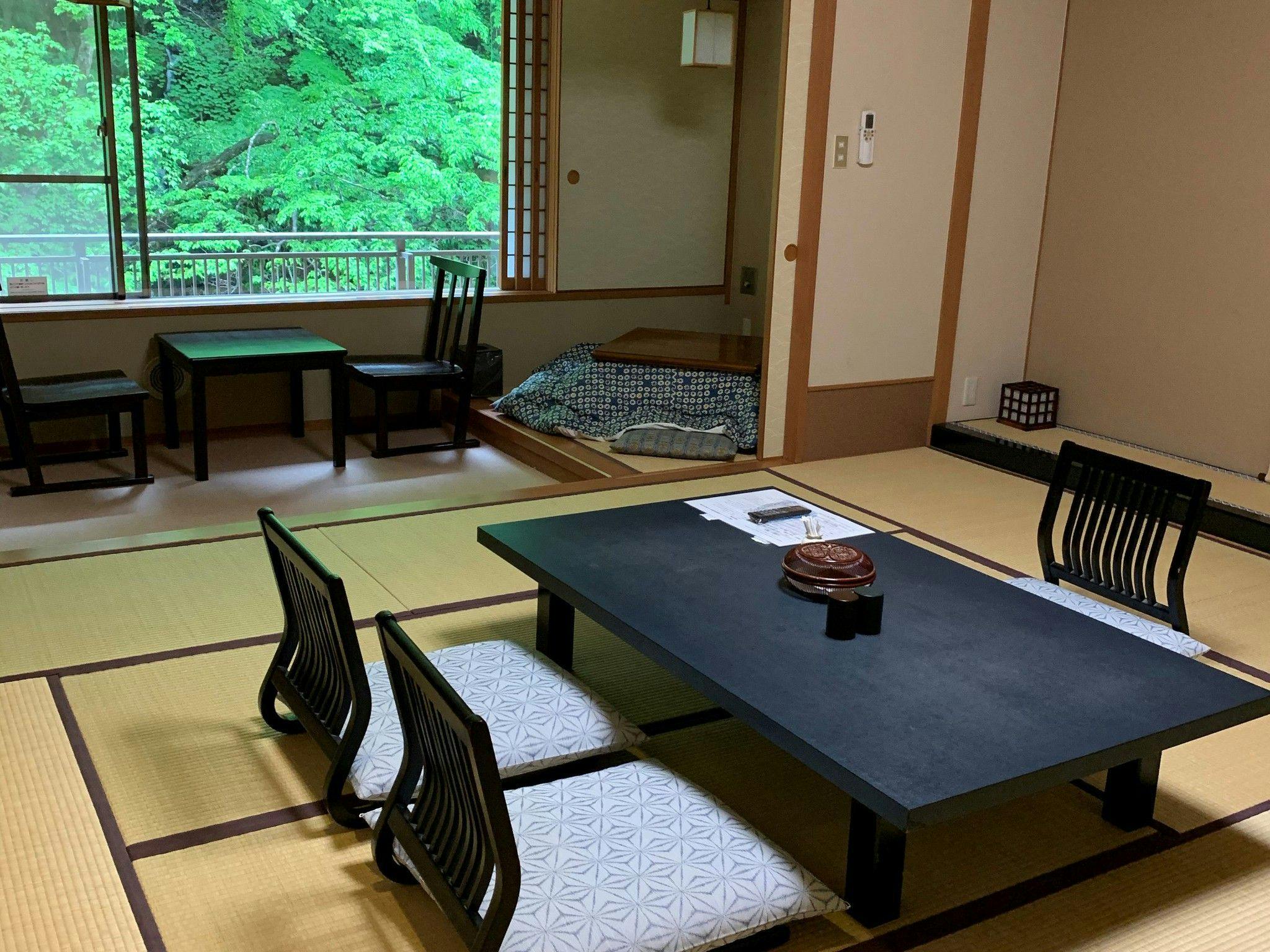 四万川の清流を一望するお部屋