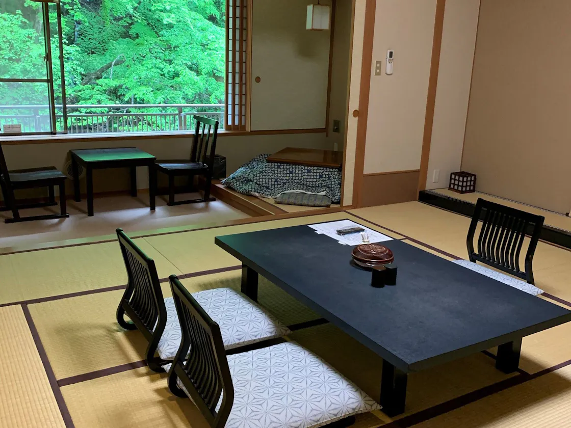 四万川の清流を一望するお部屋