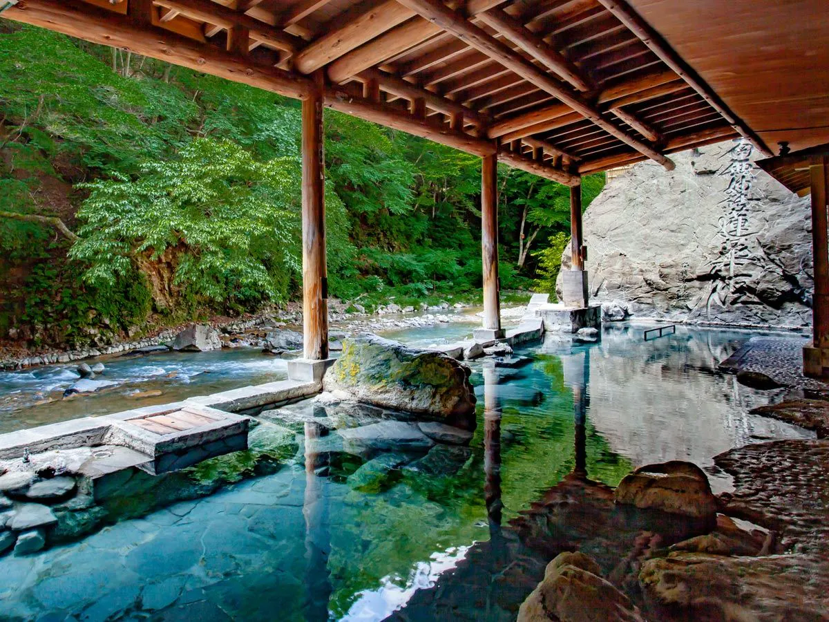 ~บ่อน้ำพุร้อนกลางแจ้งธีมใบไม้เขียวสด~