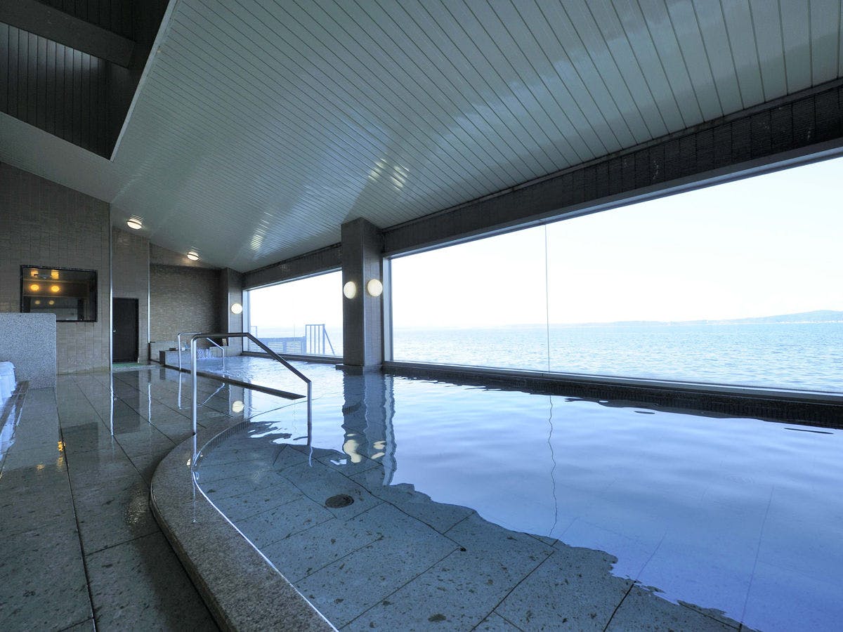 【海を望む湯を楽しむ男性大浴場】