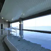 【海を望む湯を楽しむ男性大浴場】