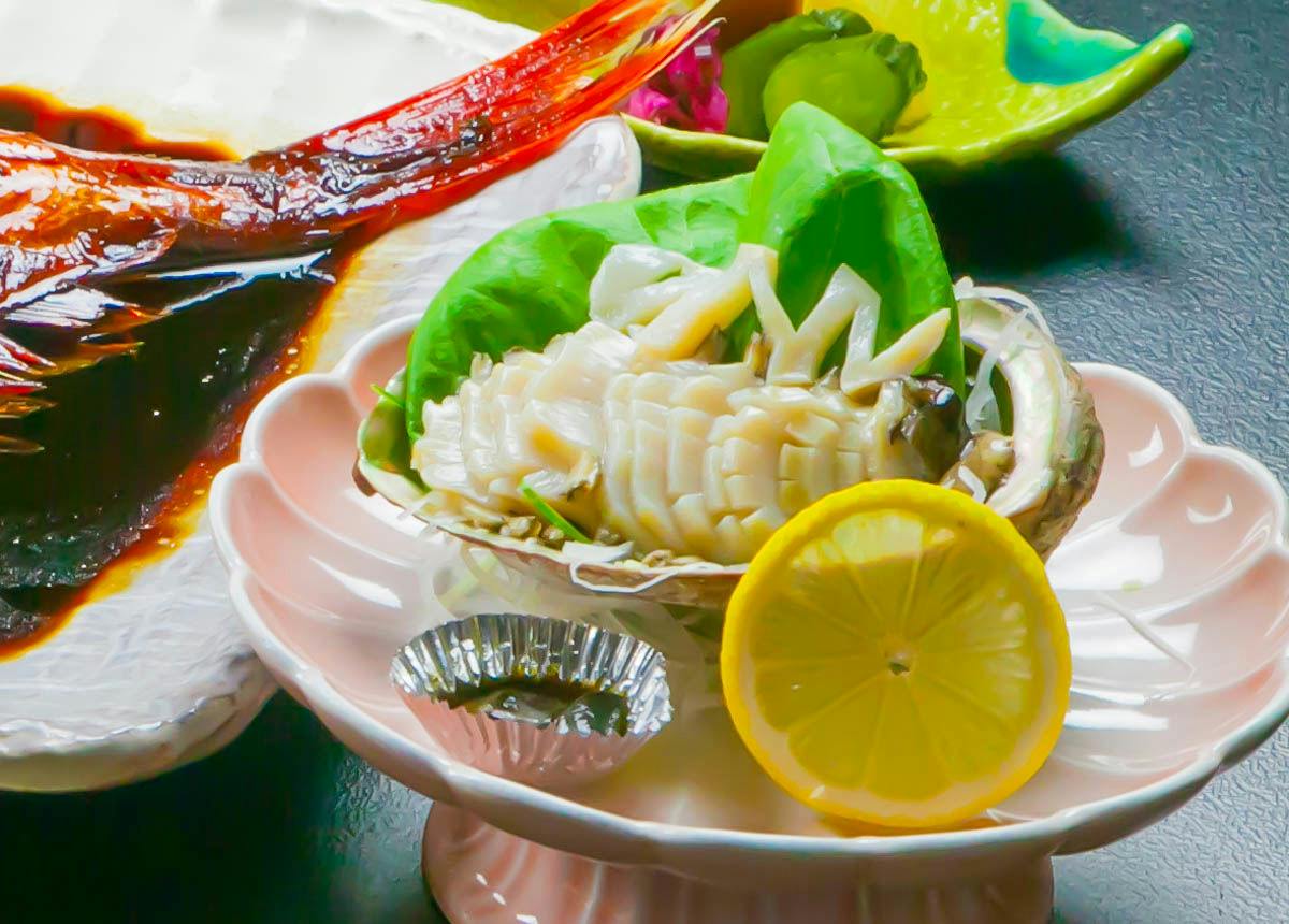 【弓ヶ浜美食「あわび」プラン】あわび、特選和牛ステーキ、金目鯛の姿煮、地魚の舟盛り付き！