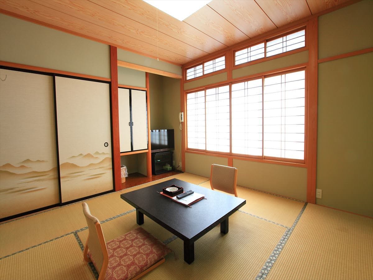 和室8畳（バス・トイレ付き）