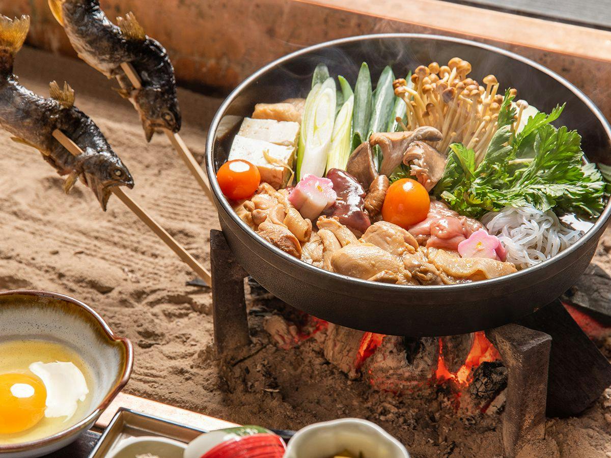 *【囲炉裏：地鶏すき焼き】