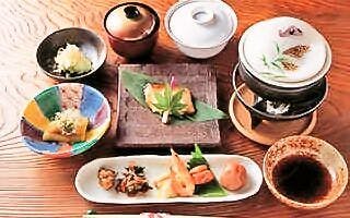 กับข้าวที่เน้นผัก ซุปมิโซะ และข้าวสวยร้อนๆ