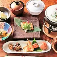 กับข้าวที่เน้นผัก ซุปมิโซะ และข้าวสวยร้อนๆ