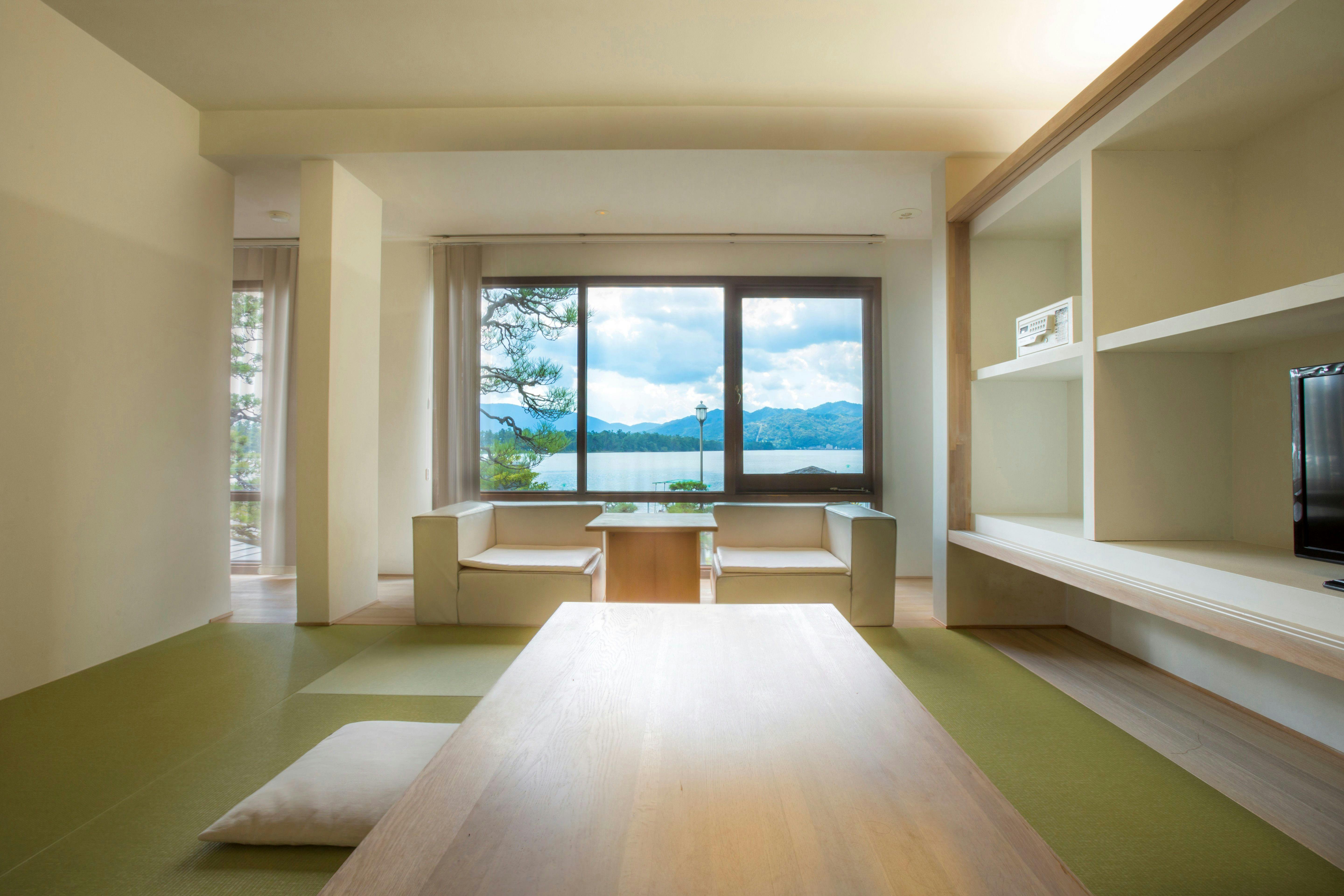 【2階◆眺望和洋室】海と観光船を望む部屋
