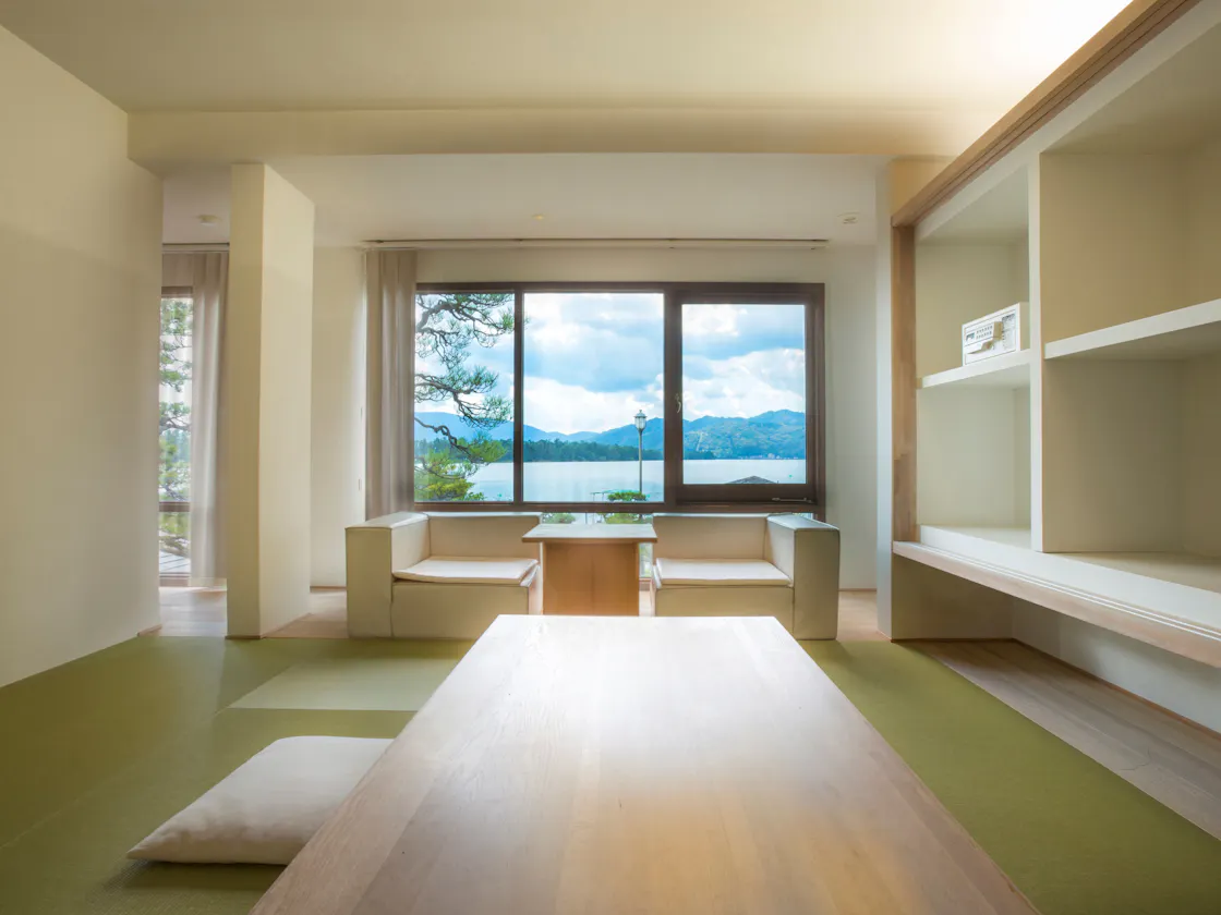 【2階◆眺望和洋室】海と観光船を望む部屋