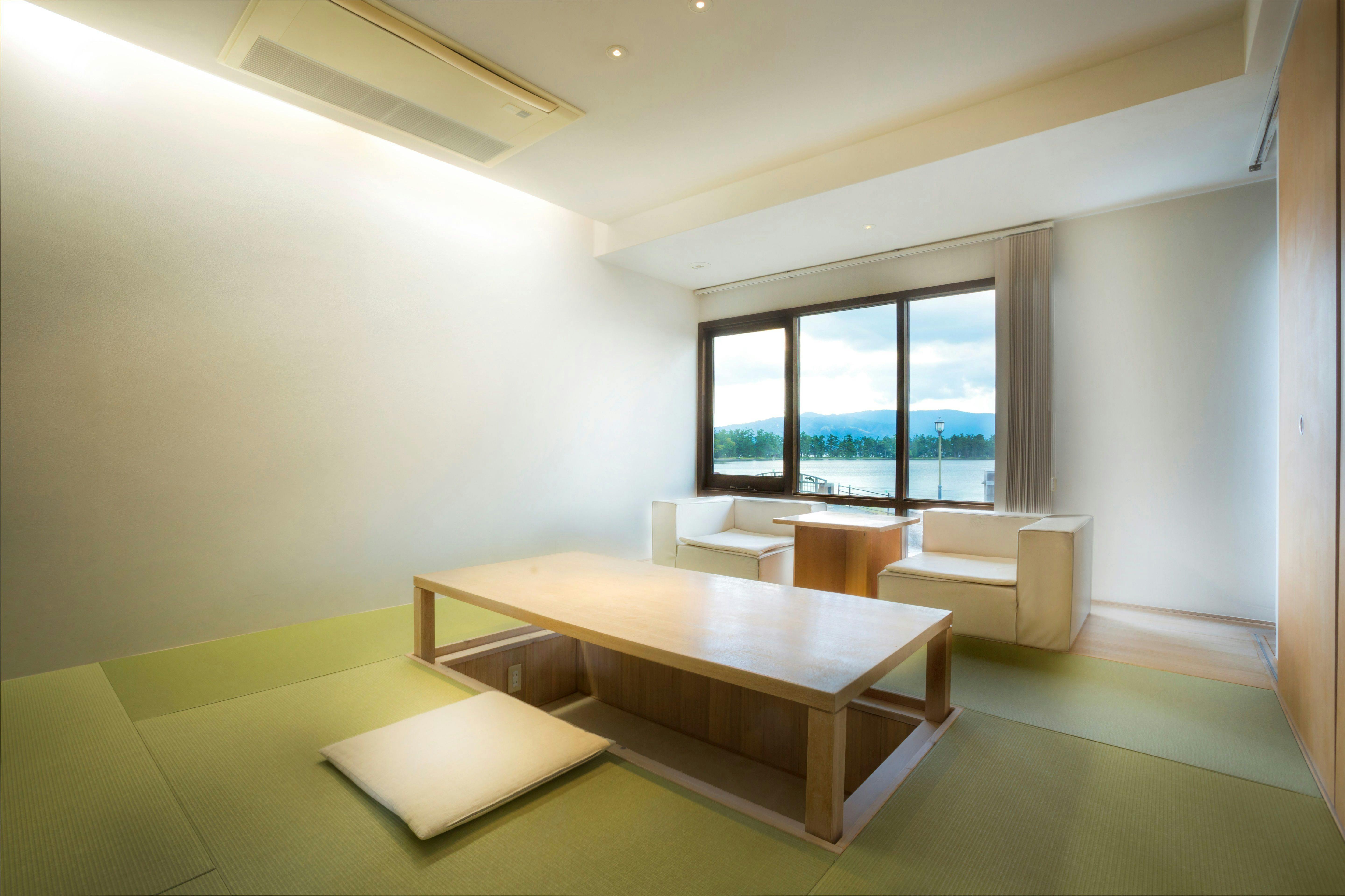 【2階◆眺望和洋室】海と観光船を望む部屋